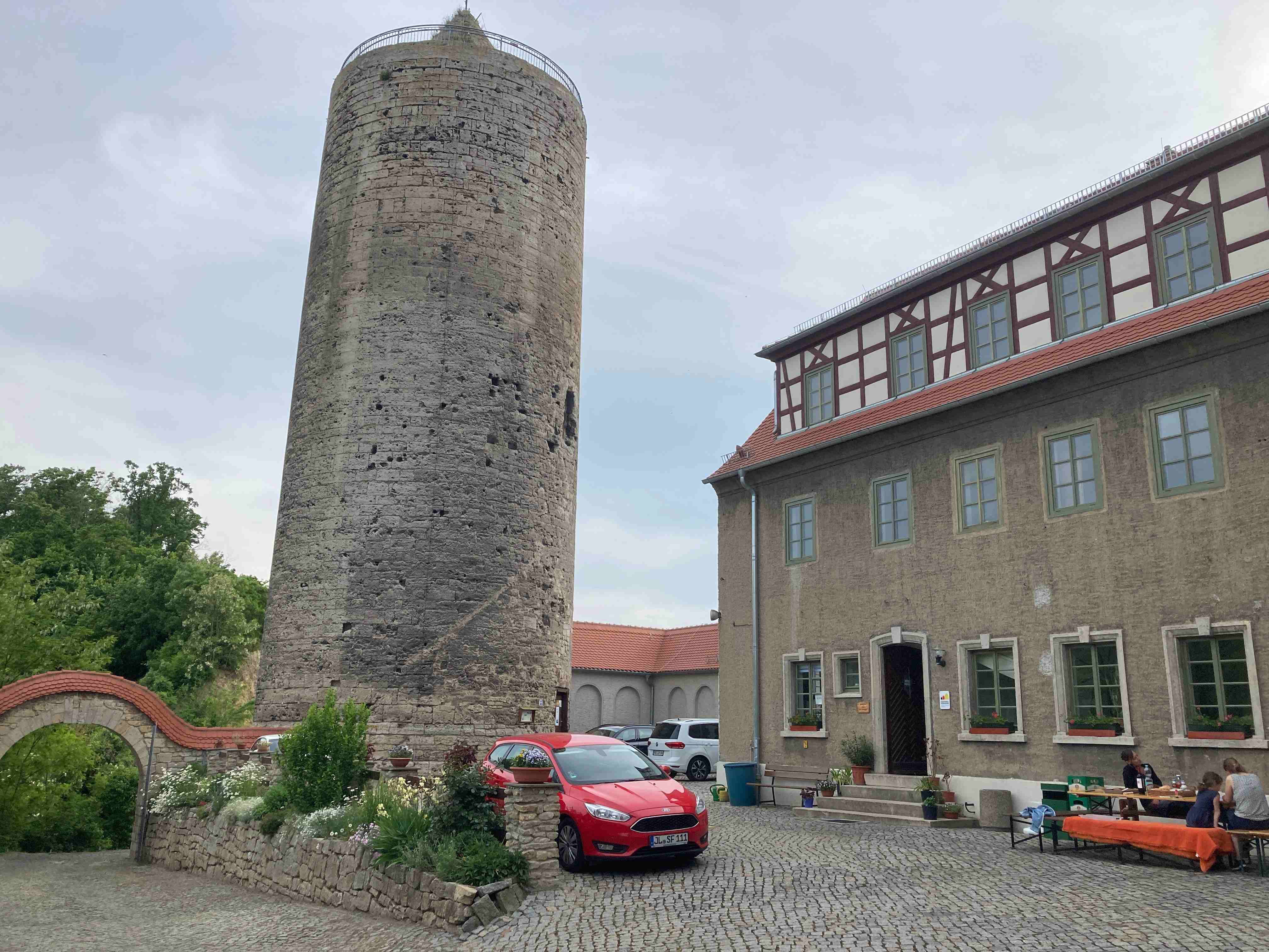 Ein Bild, das drauen, Himmel, Gebude, geparkt enthlt.

Automatisch generierte Beschreibung