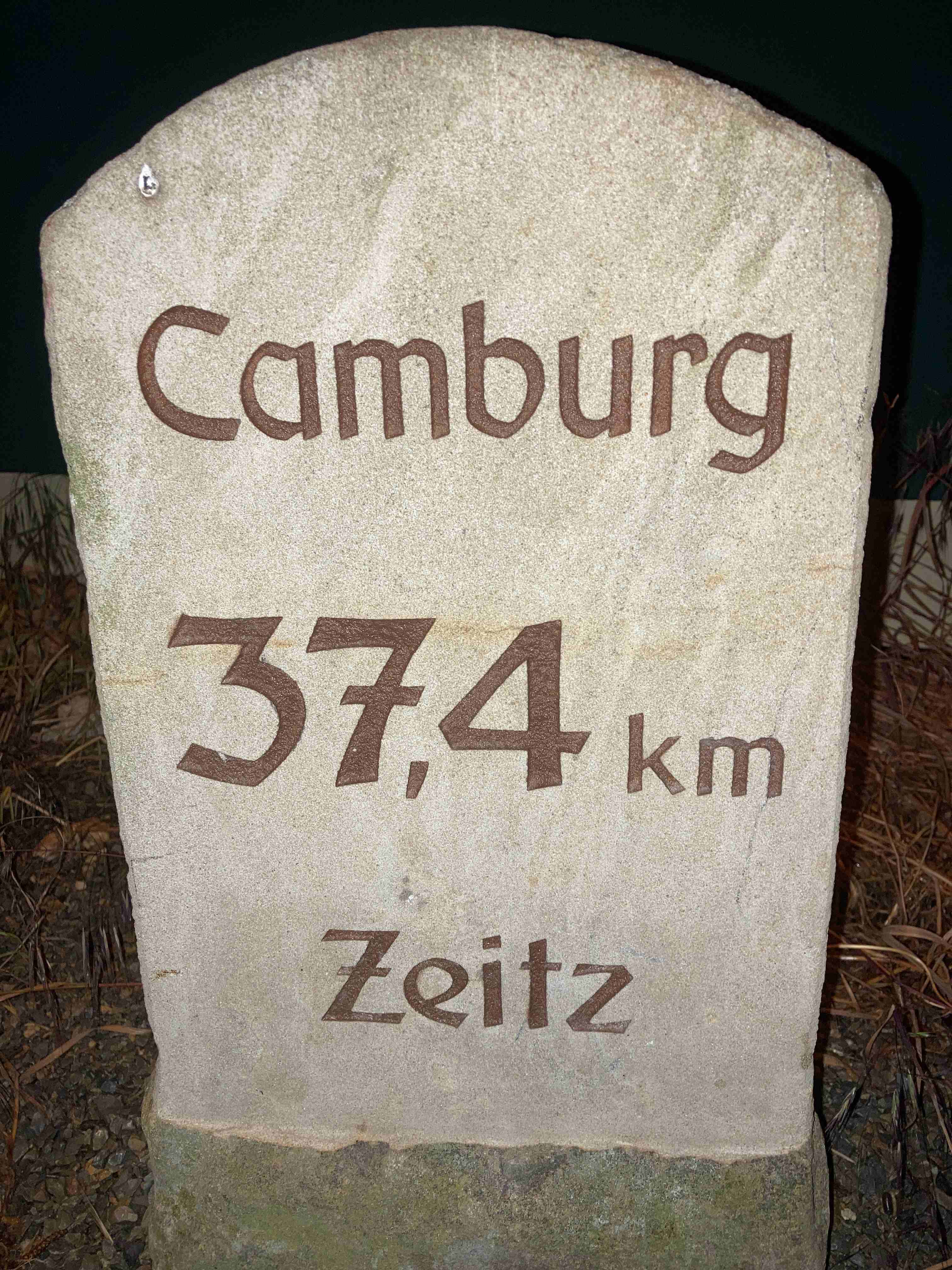 Ein Bild, das Text, Gebude, Grabstein, Stein enthlt.

Automatisch generierte Beschreibung