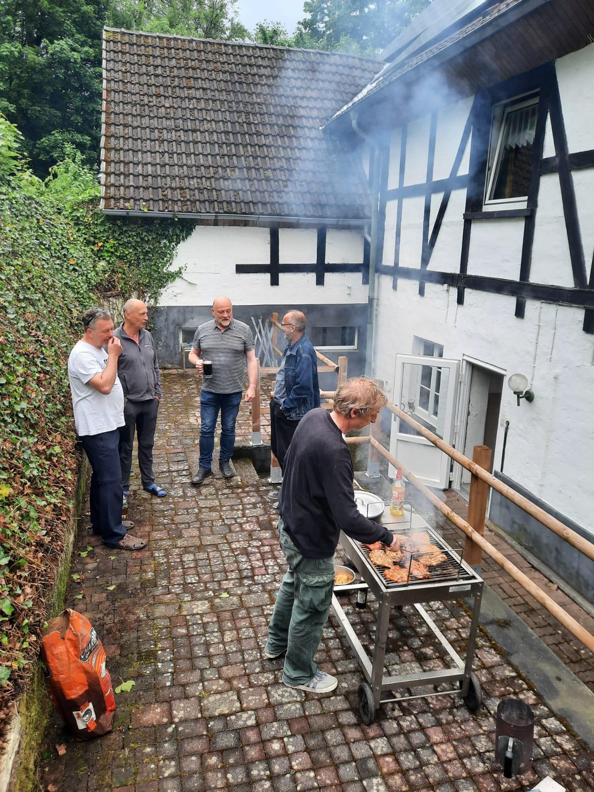 Ein Bild, das drauen, Kleidung, Person, Mann enthlt.

Automatisch generierte Beschreibung