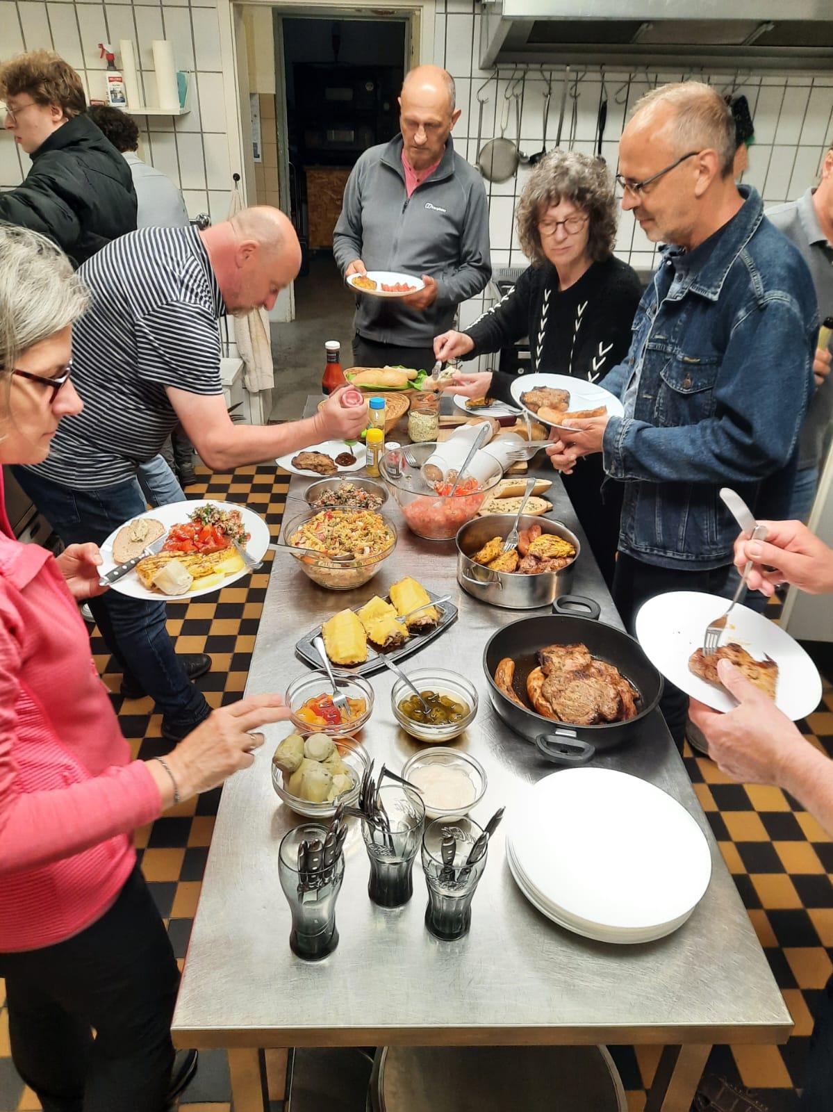 Ein Bild, das Kleidung, Person, Mann, Essen enthlt.

Automatisch generierte Beschreibung