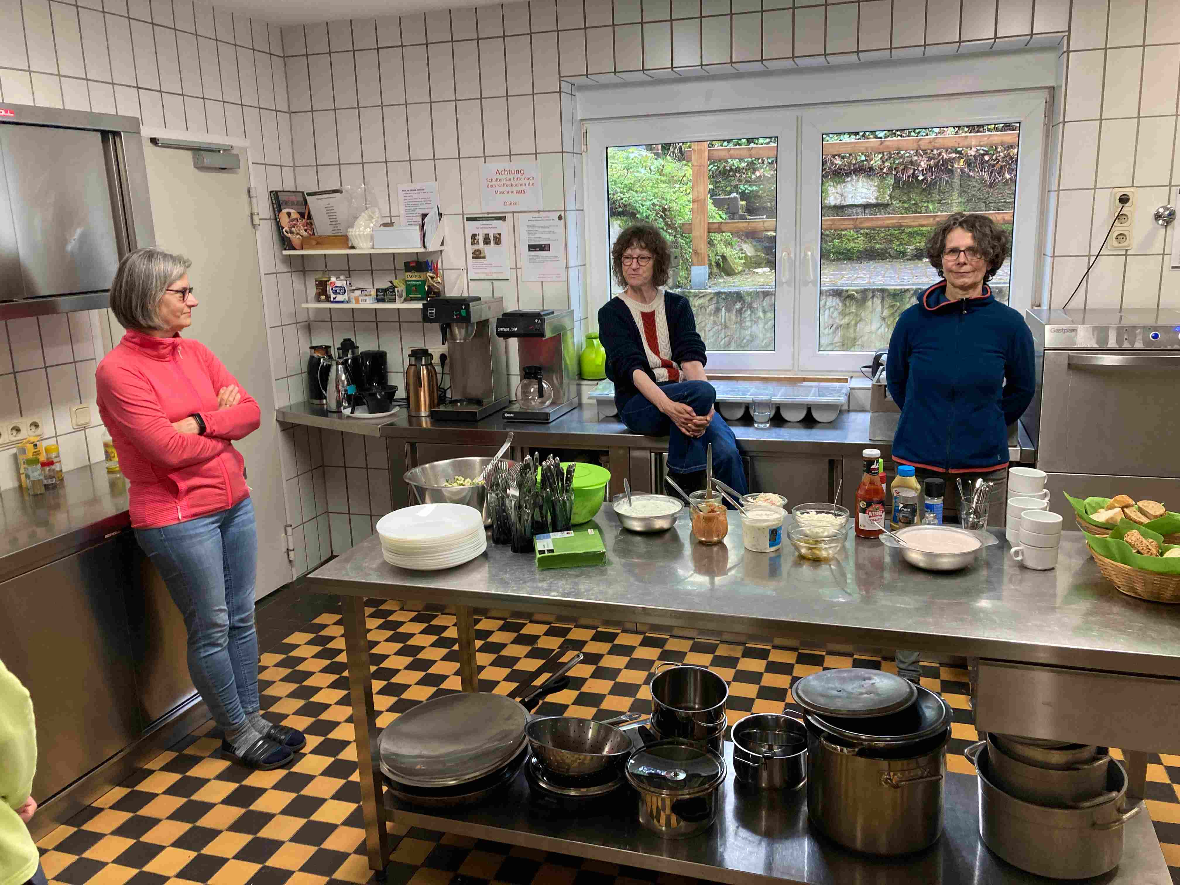 Ein Bild, das Kleidung, Person, Im Haus, Arbeitsflche enthlt.

Automatisch generierte Beschreibung