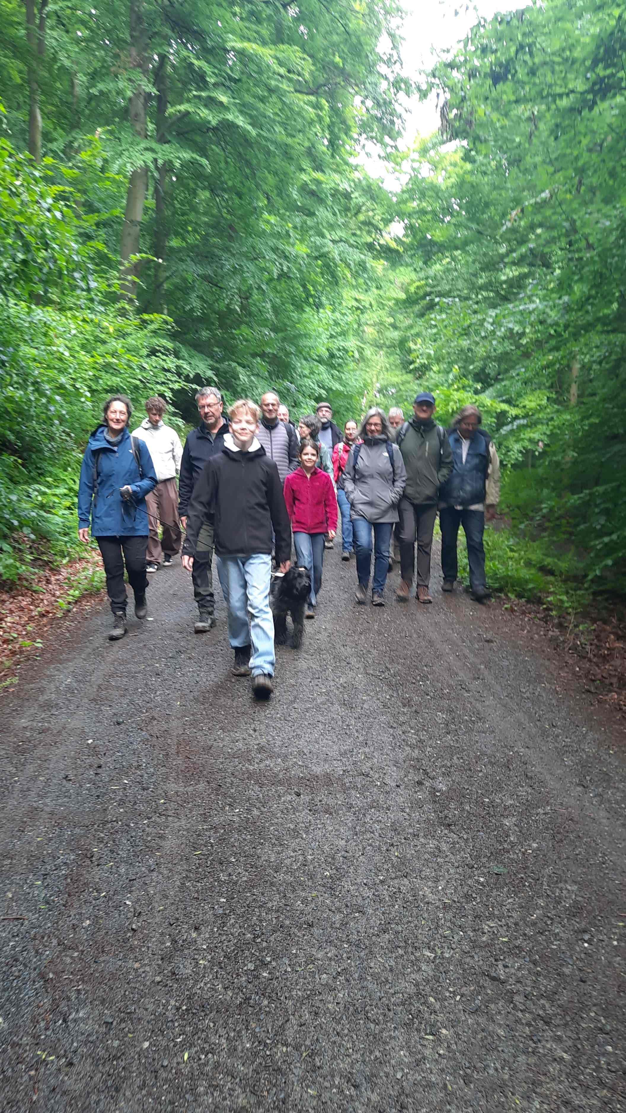 Ein Bild, das drauen, Baum, Menschen, Schuhwerk enthlt.

KI-generierte Inhalte knnen fehlerhaft sein.